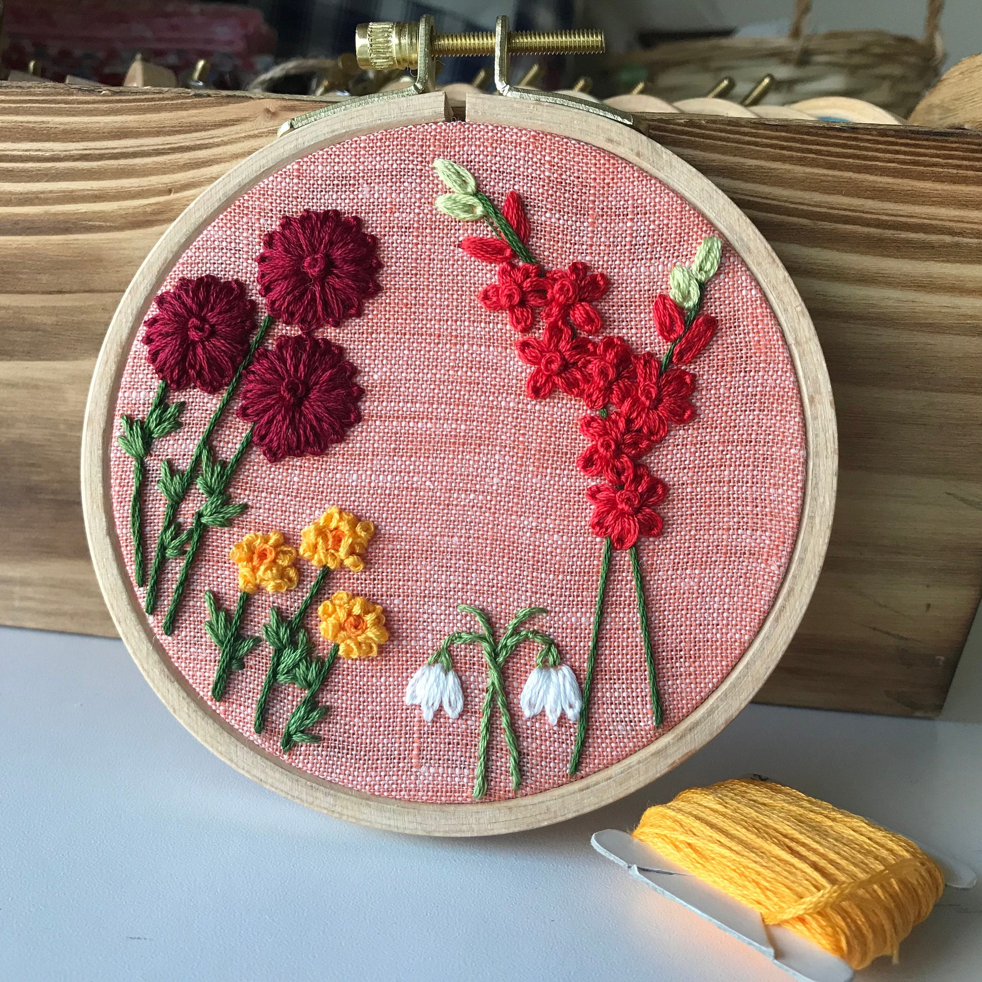 Hand Embroidery Starter with Pattern, Stitch Embroidery Cloth with Color Pattern, Embroidery Hoop, Threads, Tools (Floral